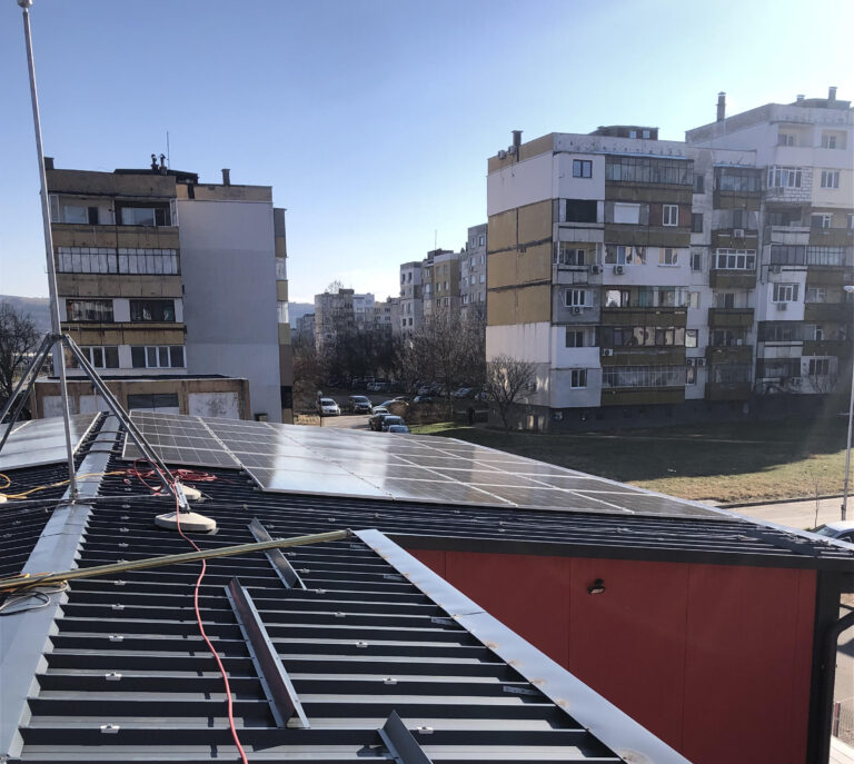 Професионално почистване на соларни панели